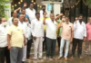 Andhra Pradesh: Rice Miller dupes farmers of Rs. 60 Cr, farmers protest at his house in Vijayawada