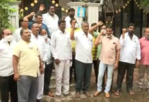 Andhra Pradesh: Rice Miller dupes farmers of Rs. 60 Cr, farmers protest at his house in Vijayawada